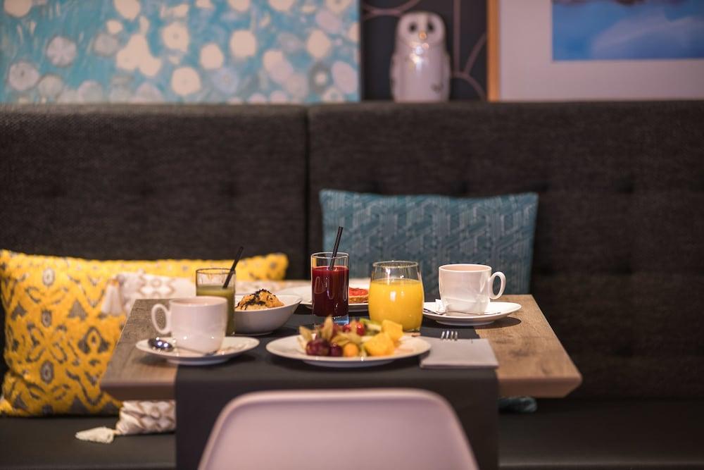 Up Rooms Vic Hotel Екстер'єр фото