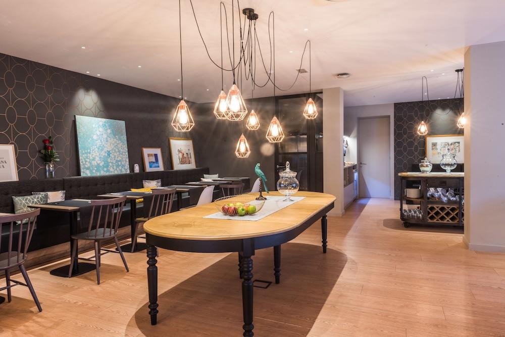 Up Rooms Vic Hotel Екстер'єр фото