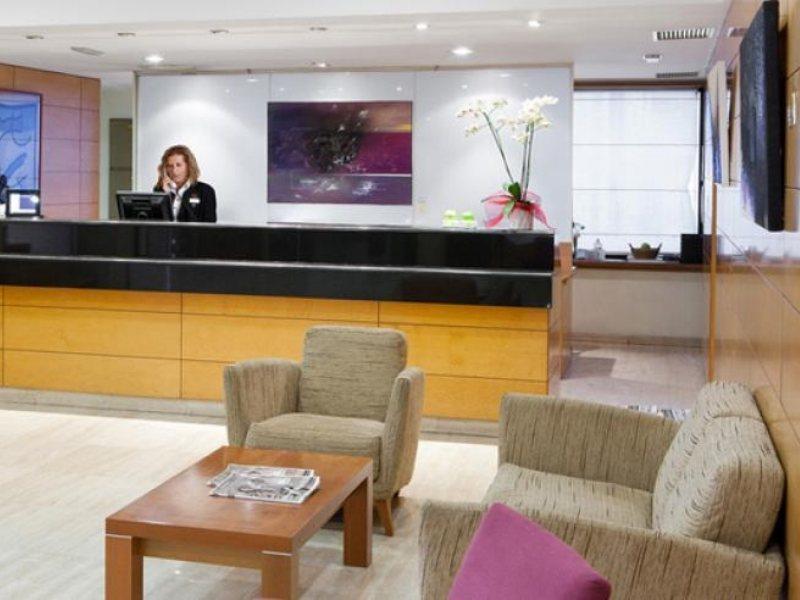 Up Rooms Vic Hotel Екстер'єр фото