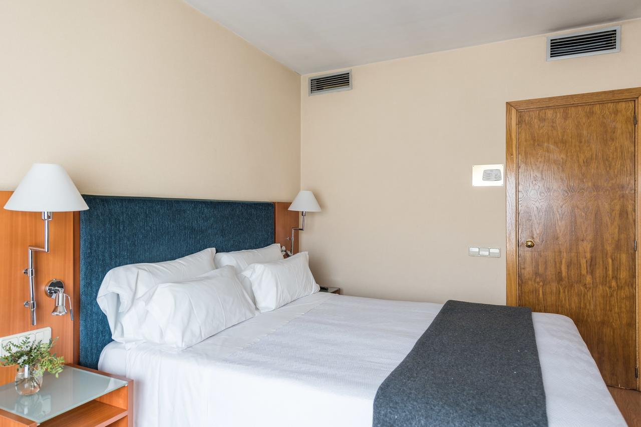 Up Rooms Vic Hotel Екстер'єр фото