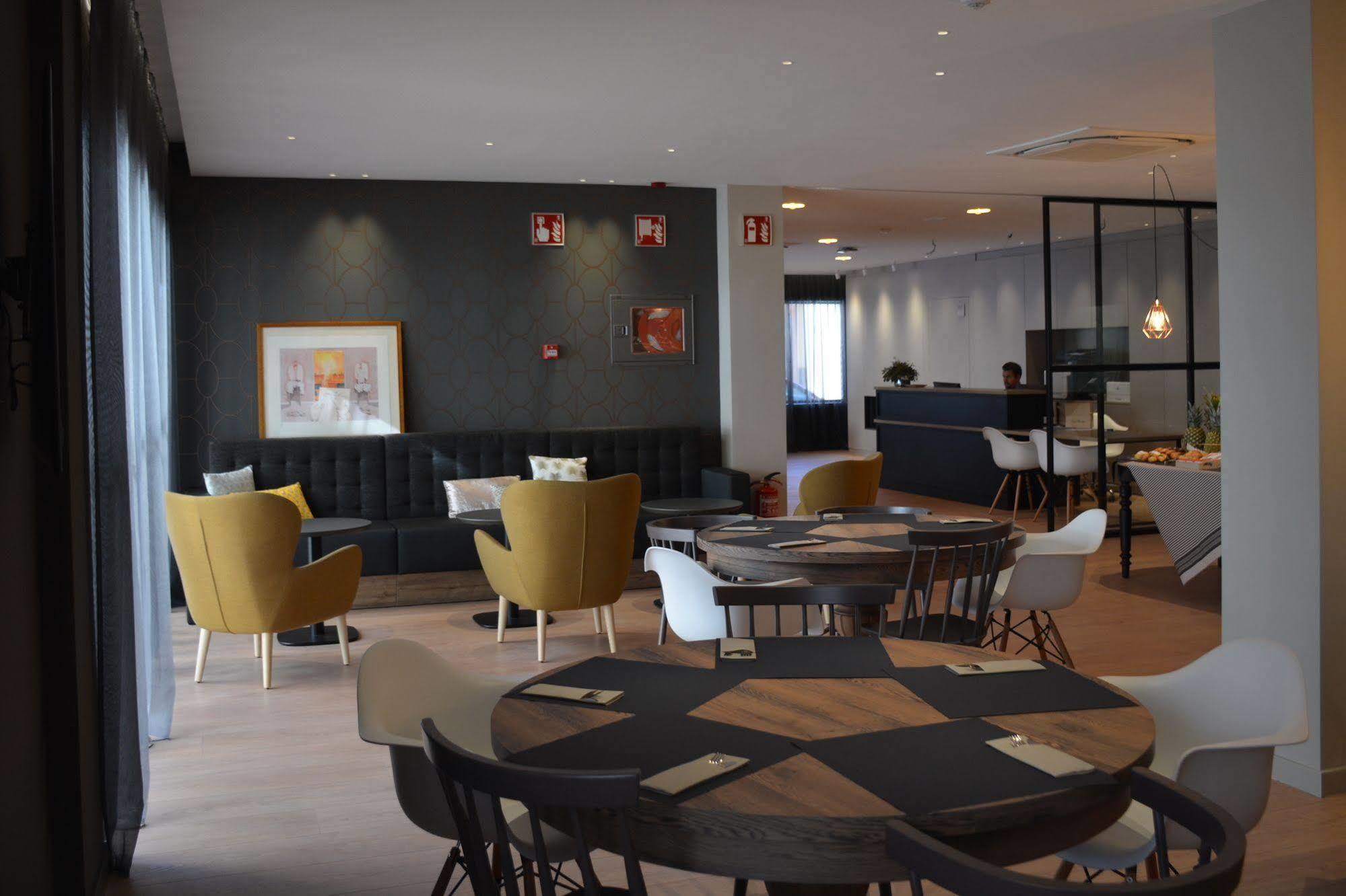 Up Rooms Vic Hotel Екстер'єр фото
