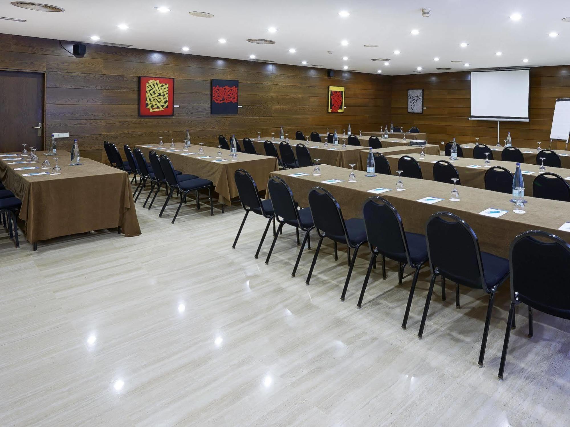 Up Rooms Vic Hotel Екстер'єр фото