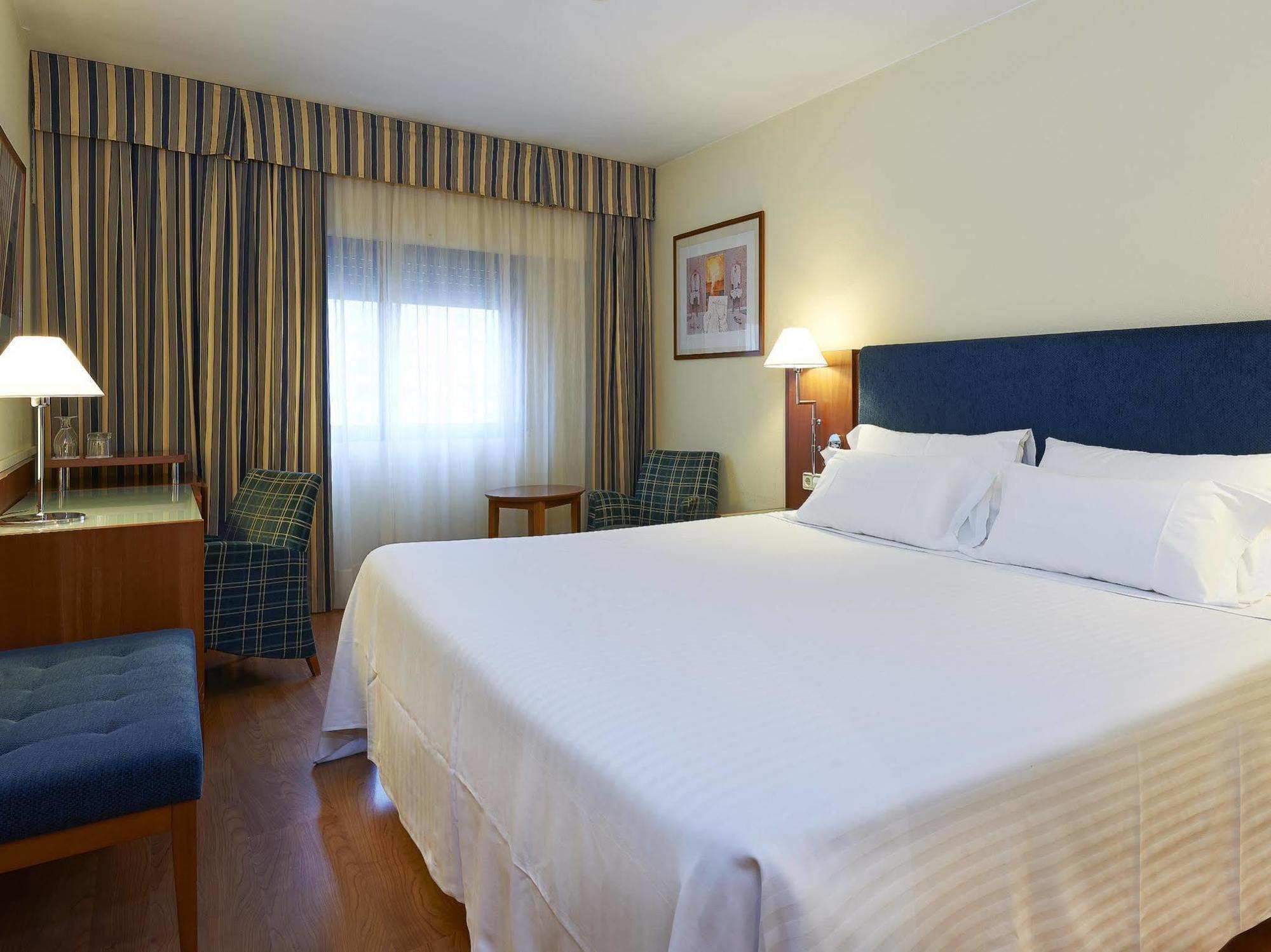 Up Rooms Vic Hotel Екстер'єр фото