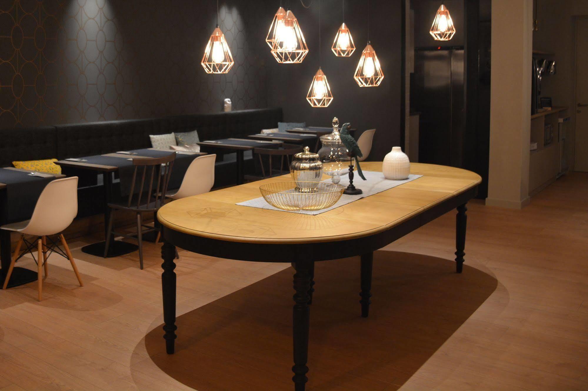 Up Rooms Vic Hotel Екстер'єр фото